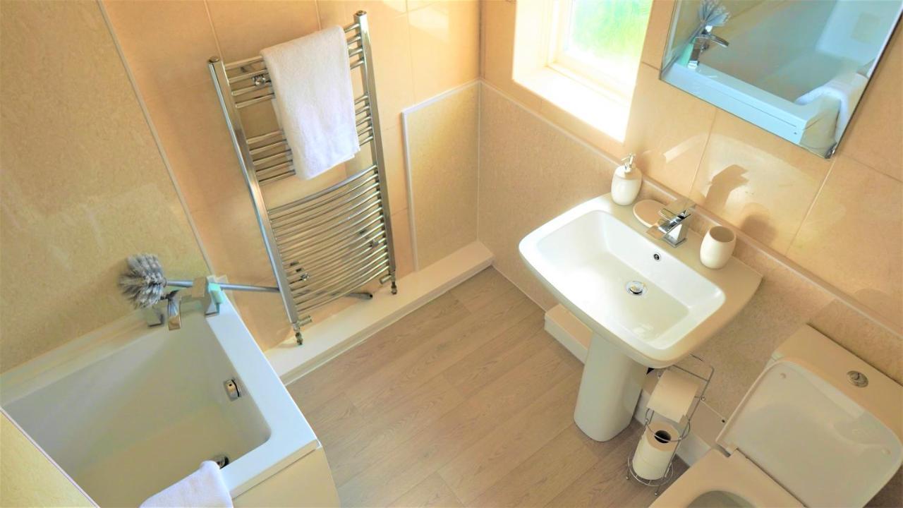 Triumph Serviced Accommodation: Spacious 3-bed Family House With Parking *